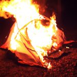 tent in brand op grasveld